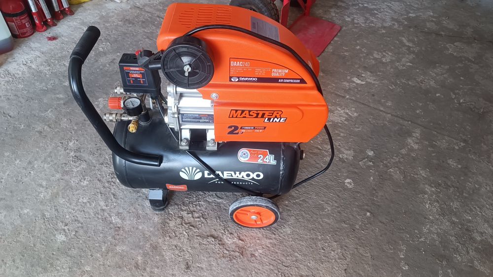 Компресор за въздух 12 бара Daewoo 24л