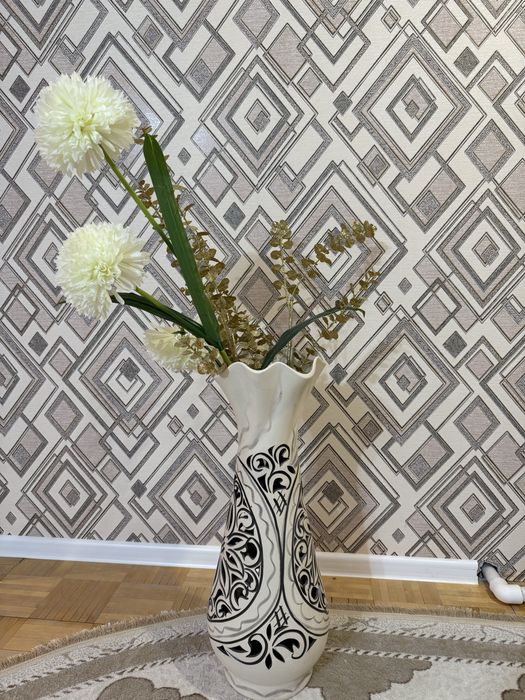 Декоративная ваза и искусственный цветы