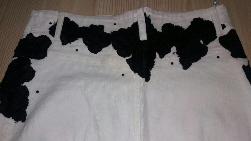 Fusta catifea reiata alba cu dantela M