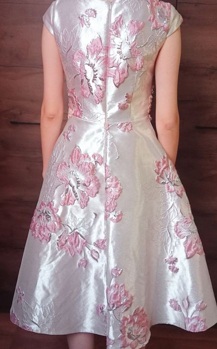 Нарядное миди платье