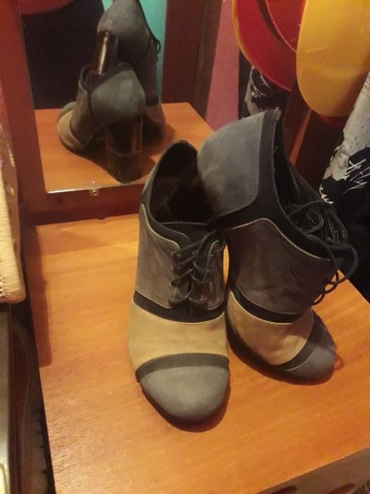 Продаю женские ботинки