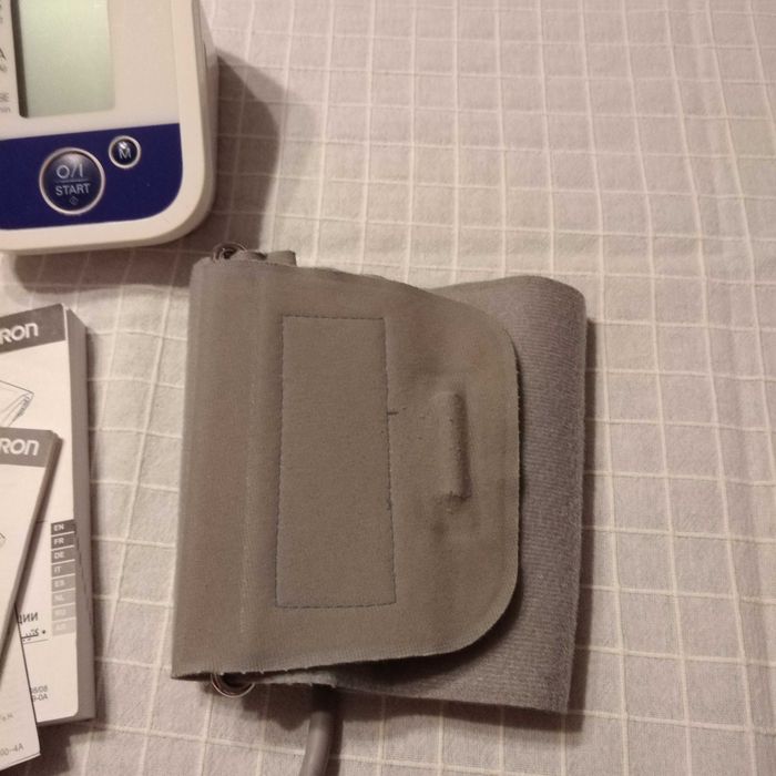 Електронен апарат за измерване на кръвно налягане Омрон М2 Компакт