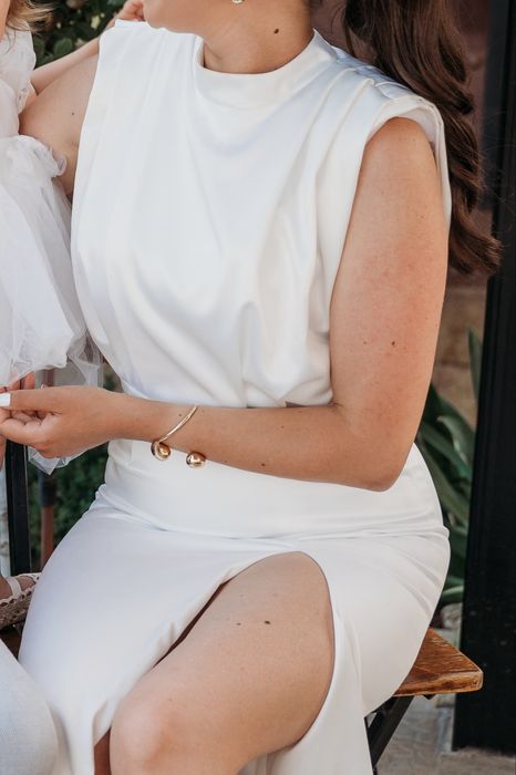 Бяла сатенена дълга рокля