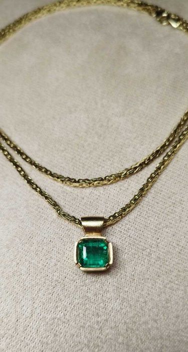 Елегантен златен медальон с естествен изумруд 2.54кт – 14K злато! Сертификат!