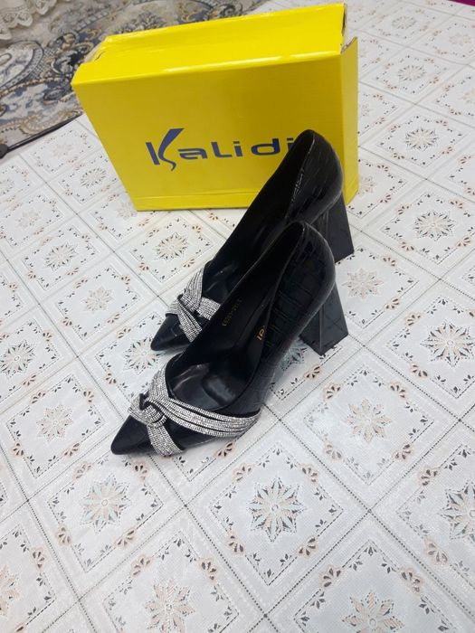 Tufli sotiladi holati yangi kadili firma razmeri 37