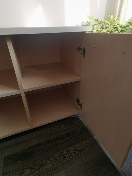 Шкаф с врати и открито пространство за съхранение