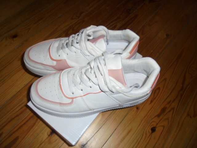 Бели кецове-номер 40