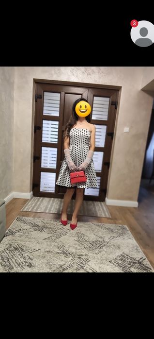 Rochie elegantă alb(ușor cald) cu buline negre.