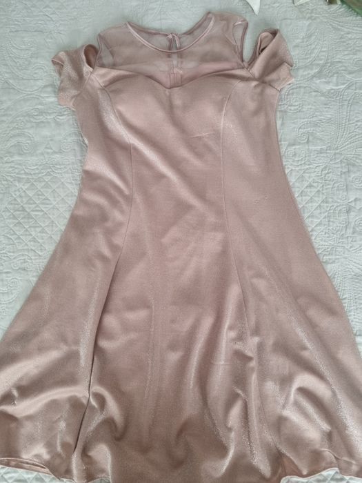 Разкроена дамска рокля.