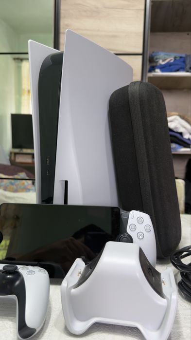 PlayStation 5 + PS Portal, un controller, un joc, si o statie de incarcare pentru controller