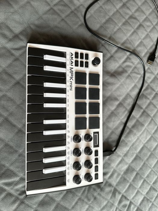 AKAI MPK mini midi-клавиатура