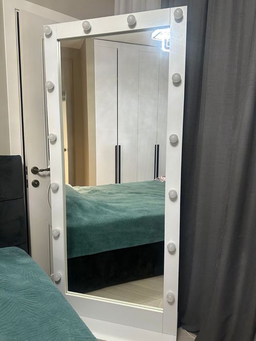 Продам зеркало с лампочками