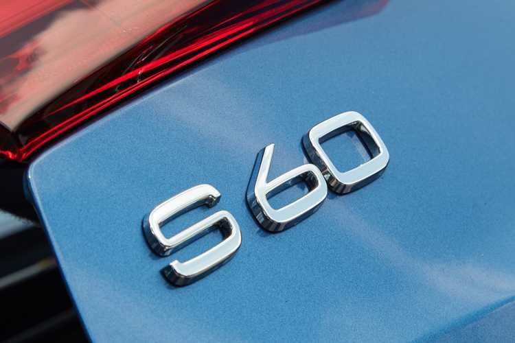 Emblema S60, S80, S90, XC40, XC60, XC90, V40, V60, V90 pentru Volvo