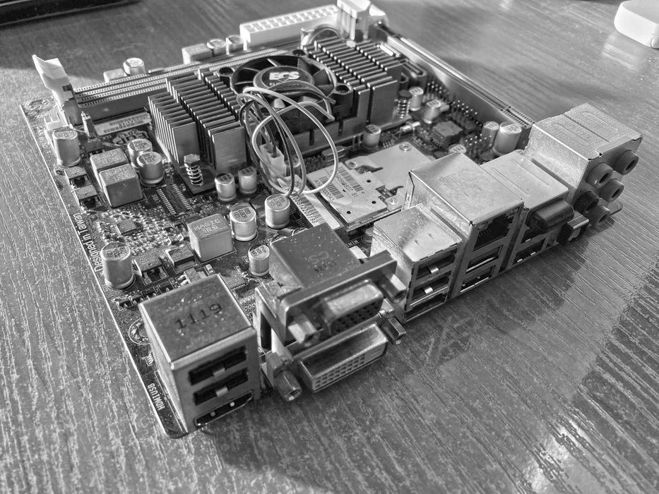 ECS HDC-I / Mini ITX Дъно и Процесор / WiFi & Bluetooth