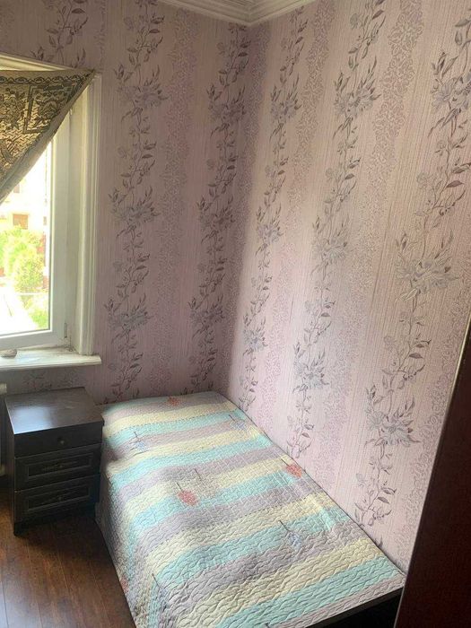 Xazaykasiz Oybek metro yonida kvartira,  metrogacha 1 min yo'l.