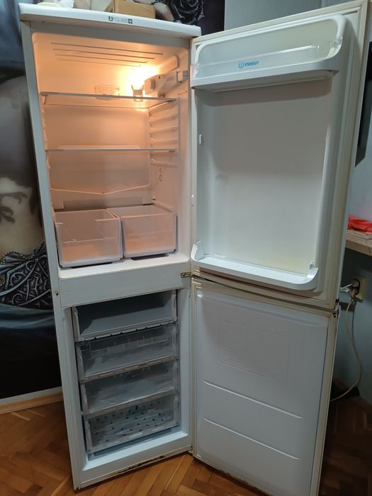 Продавам хладилник с фризер