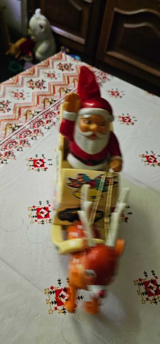 casa cu mos craciun horn lumini si canta mos cu ren