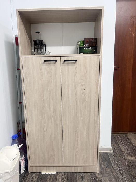 Бежевый шкаф для офиса