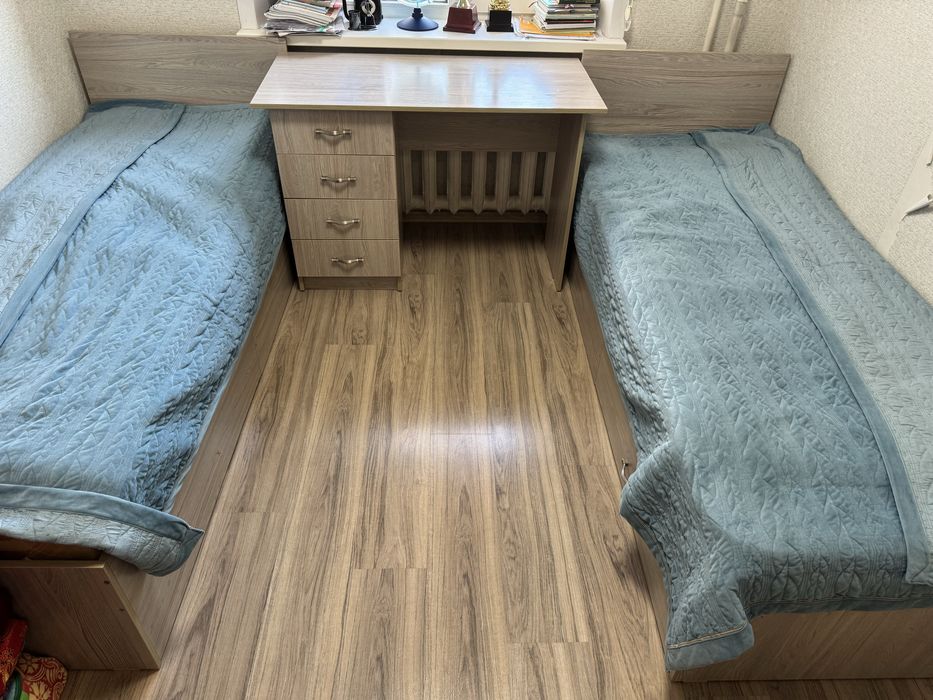 Продается стол, с двумя кроватью