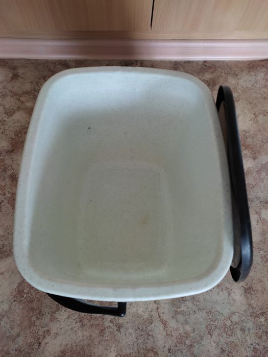 Ведро с крышкой,пластиковое.