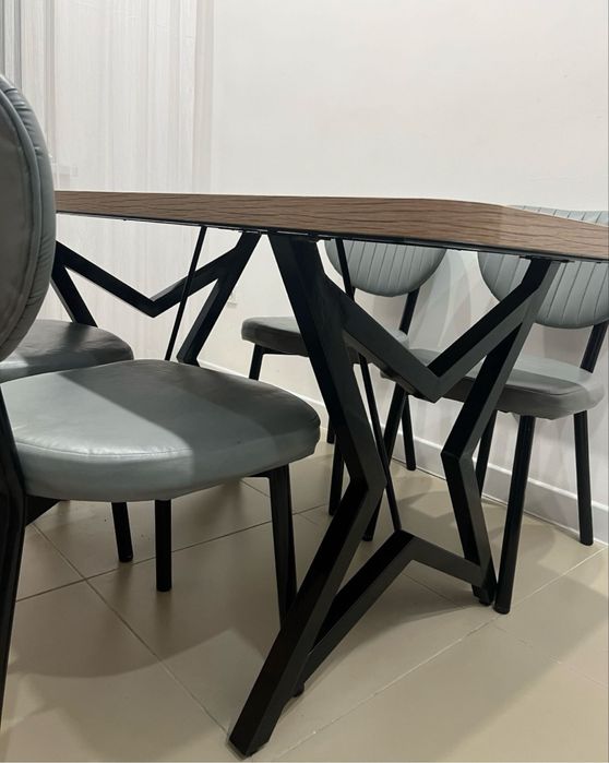 Стол с стульями.