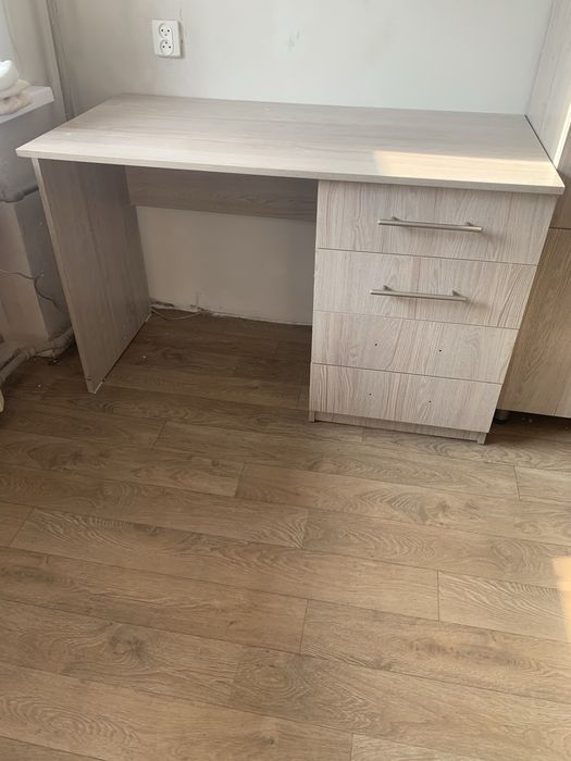 Письменный стол и шкаф.