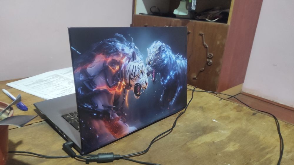 Noutbuk Stiker chzilishdan va zarbadan himoya vositasi oʻzgacha dizay