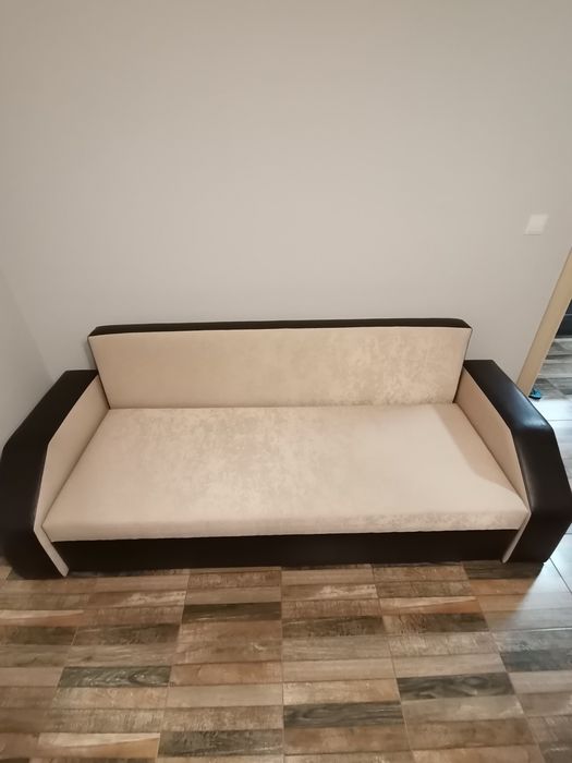 Продавам нов триместен разтегателен диван