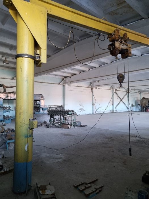 Продаём большой концольный кран  и  тельфера