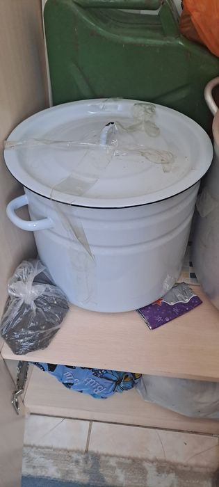 Эмалированная кастрюля