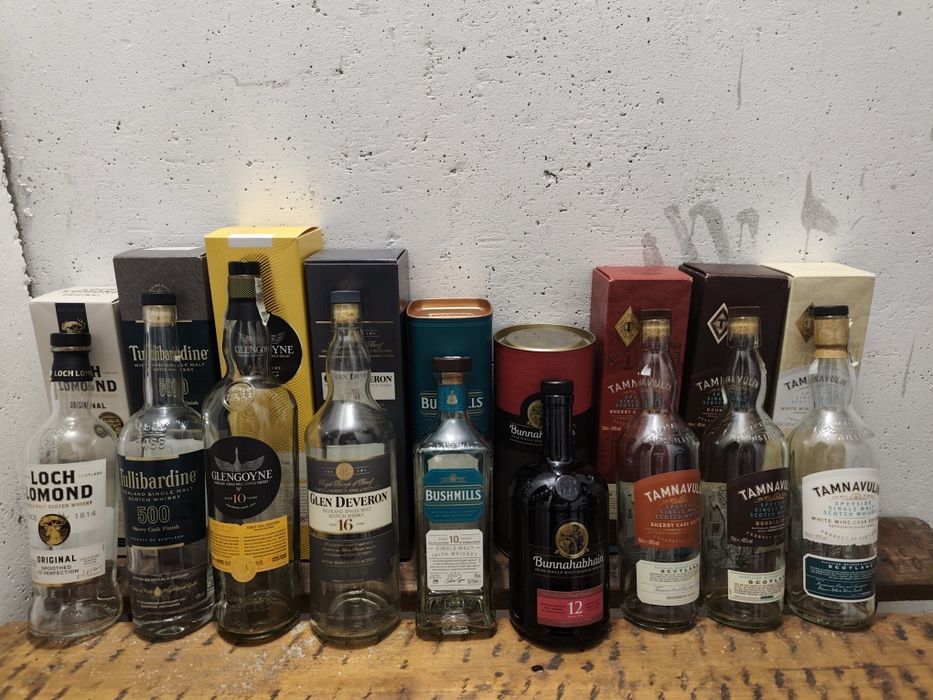 Празни бутилки от малцово уиски с кутия