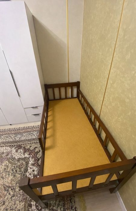 Двухъярусная кровать из дерева, разбирается на 2 кровати