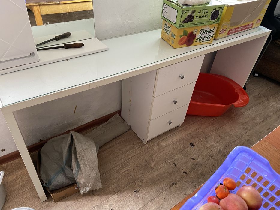 Письменный стол хорошего качества .