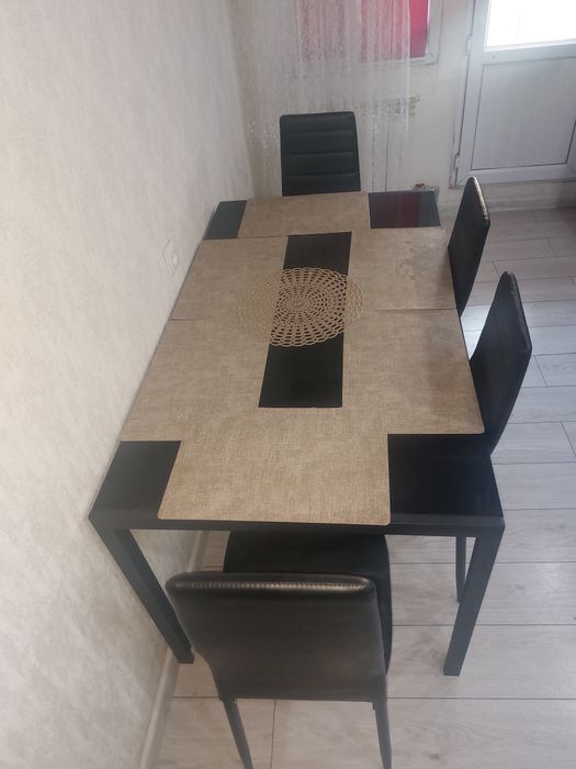 Кухонный стеклянный стол