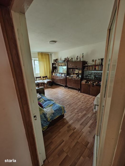 Apartament 3 camere de închiriat, cu balcon