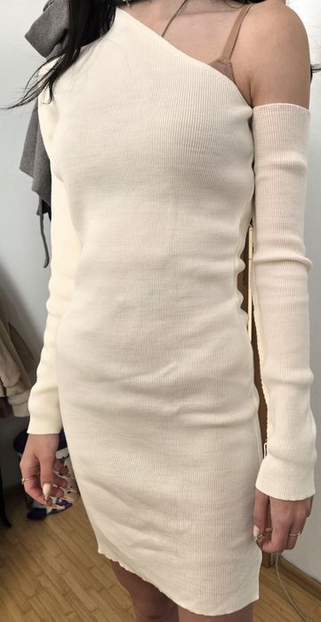 Rochie dama alba cu umar gol