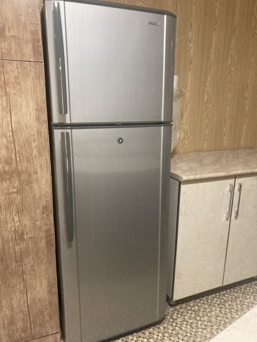 Холодильник самсунг срочно продается в хорошем состояние