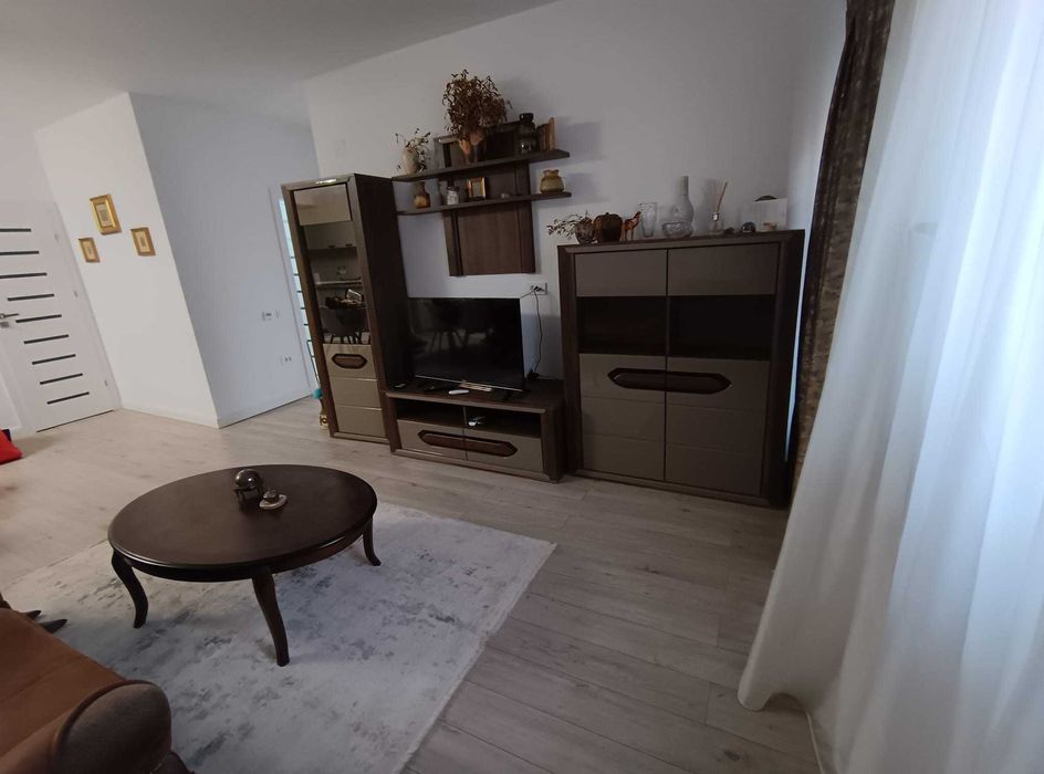 Ofer spre inchiriere apartament cu 3 camere decomandate, in centru, in complex rezidential