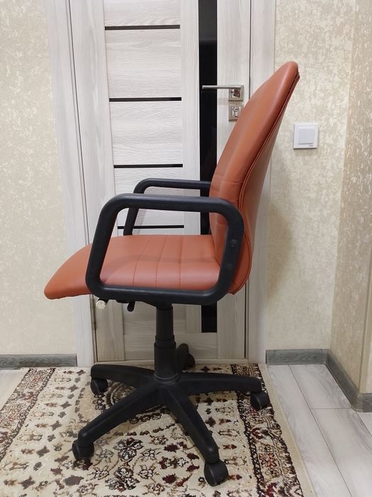 Ofis kreslo sotiladi. Kojzami yengi. Mexanizmlari ishlidi