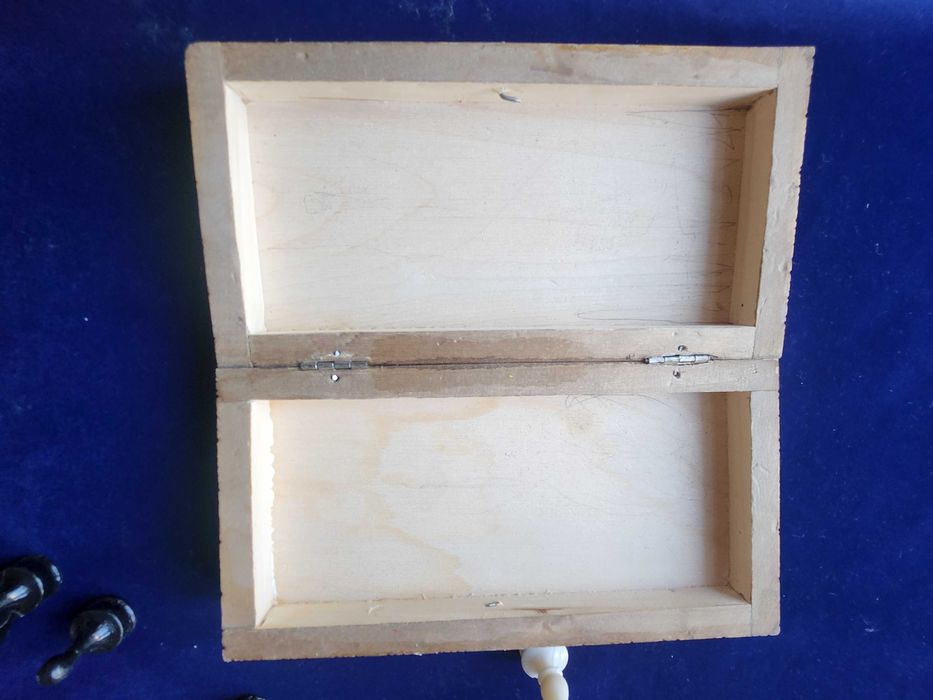 шах с к-т фигури 29х29 см / малък пирографиран 17х17 см с фигури