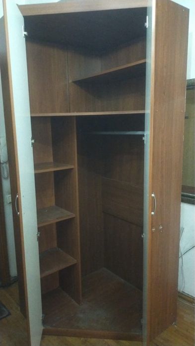 Шкаф угловой коричневого цвета