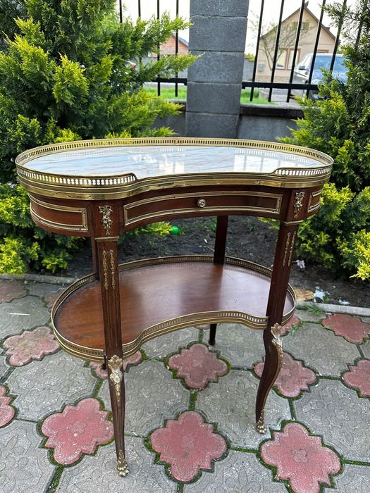 Doua masute deosebite din lemn cu blat marmura si elemente bronz