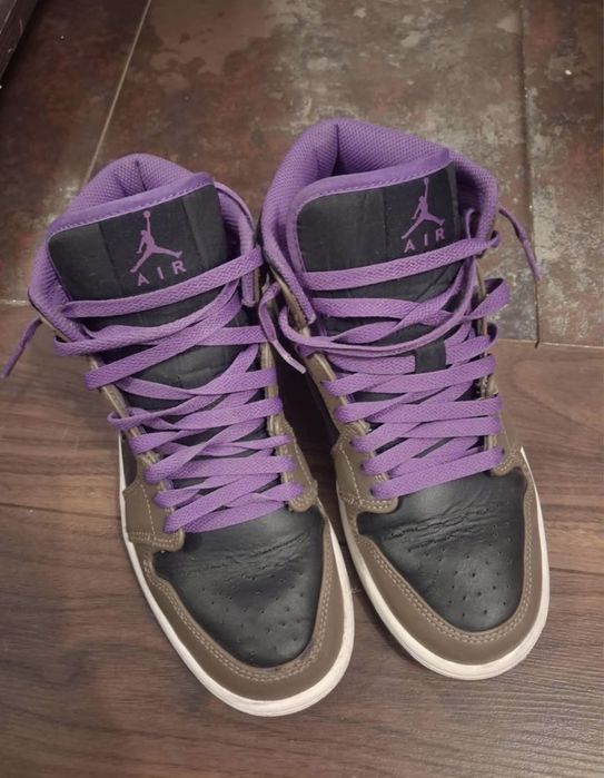 Vând adidasi Nike Air Jordan 1 Mid Palomino/Wilde Bery