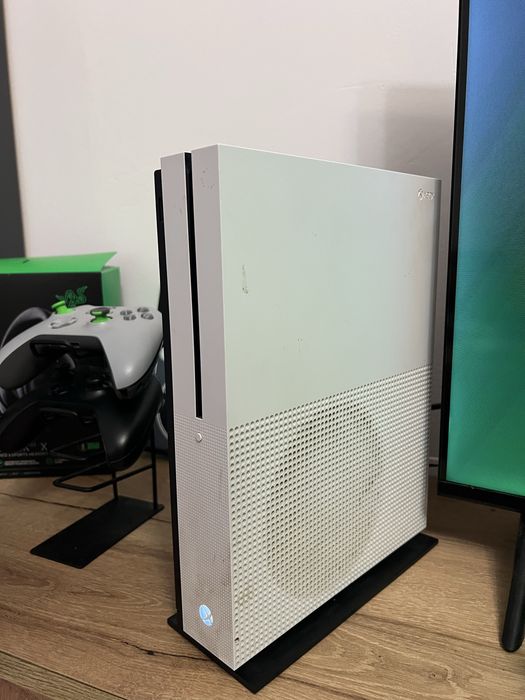 Xbox One S white edition