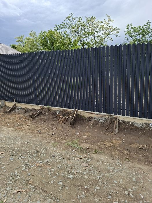 Garduri si porti stil jaluzea plasa bordurata sipca metalica fier forjat tabla cutata si alte modele.