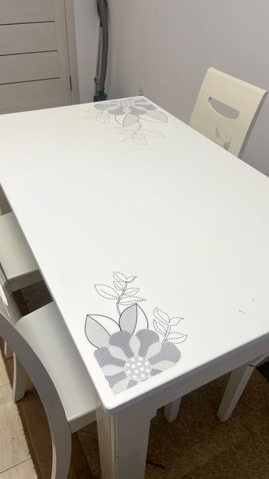 Продается кухонный стол со стульями