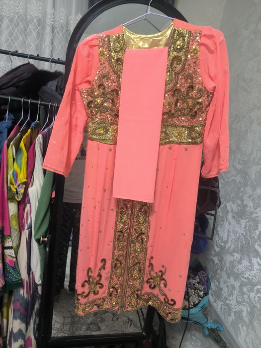 Sari. Troyka. Òzini sharfi bilan birga