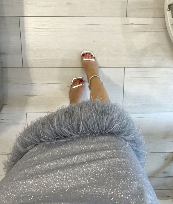 Сребриста рокля с щраусови пера