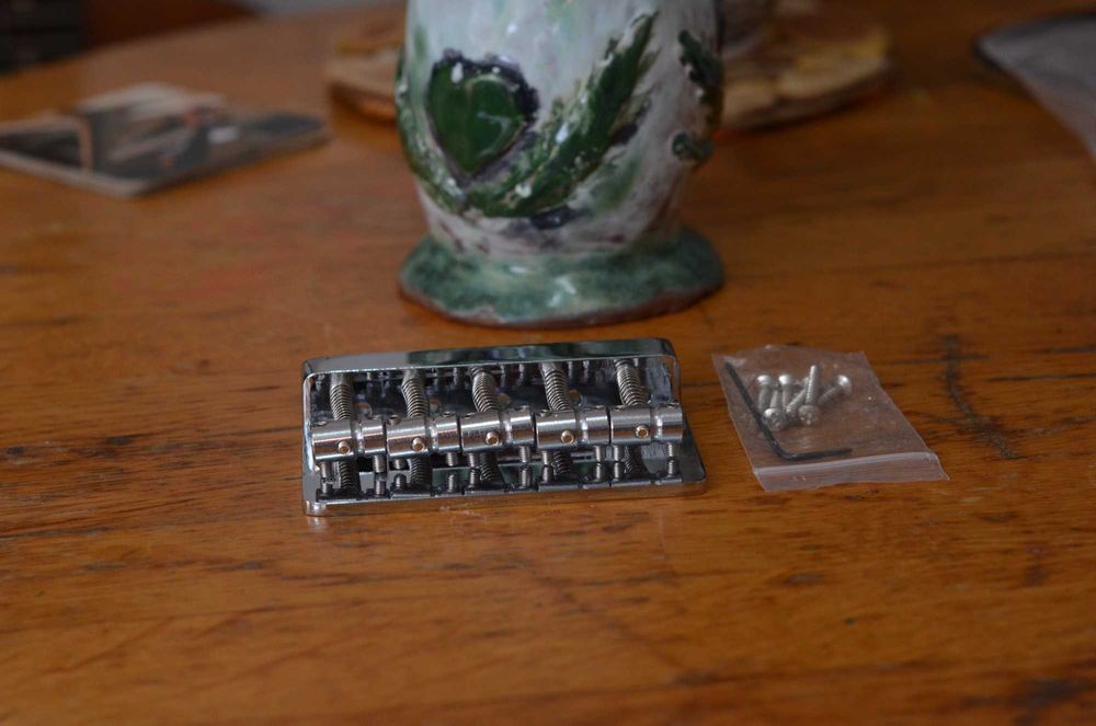 Bridge pentru chitara bas din metal.