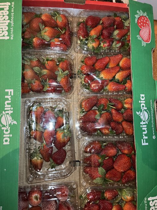 Клубника свежая.